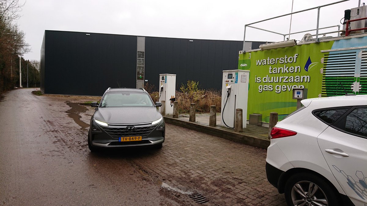 StefanNeis's tweet photo. @WaterstofNet verwelkomt nieuwe en tevens eerste klant uit #Limburg met #Hyundai #Nexo aan het #waterstof tankstation op de @AutoCampus_NLD in Helmond @hyundainl https://t.co/dD2j93cazW