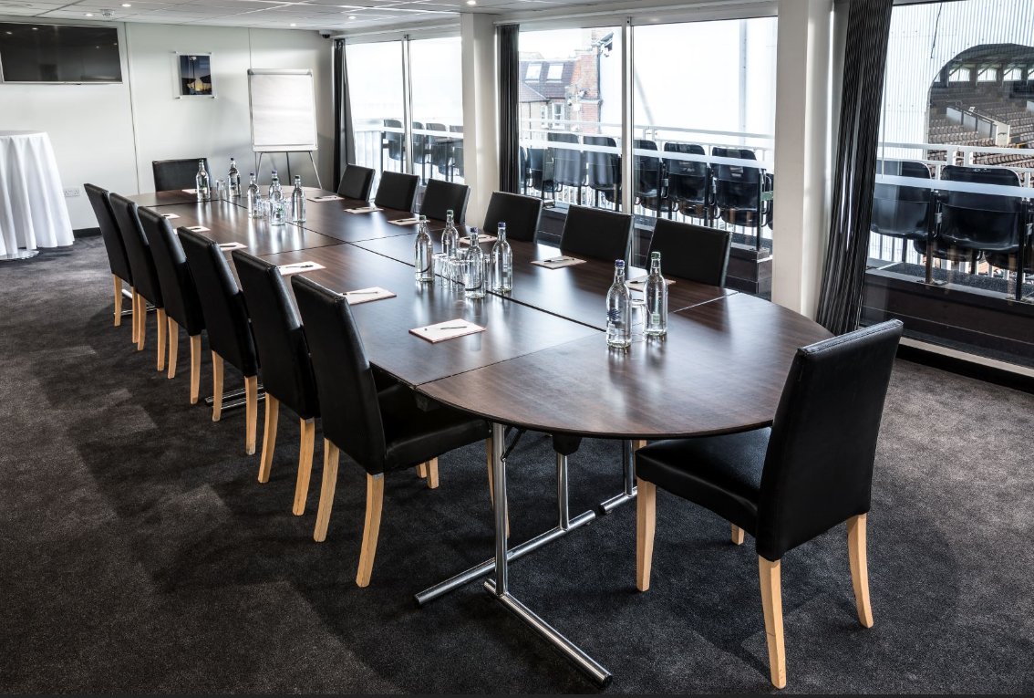 fulhamfcevents's tweet image. At Fulham Football Club we have boxes that make great breakout and small meeting spaces. But, we also have a Superbox that overlooks the pitch. Ideal for meetings for up to 20 delegates, it connects the stadium with an intimate event space. #meetings #stadium #pitchview #venue