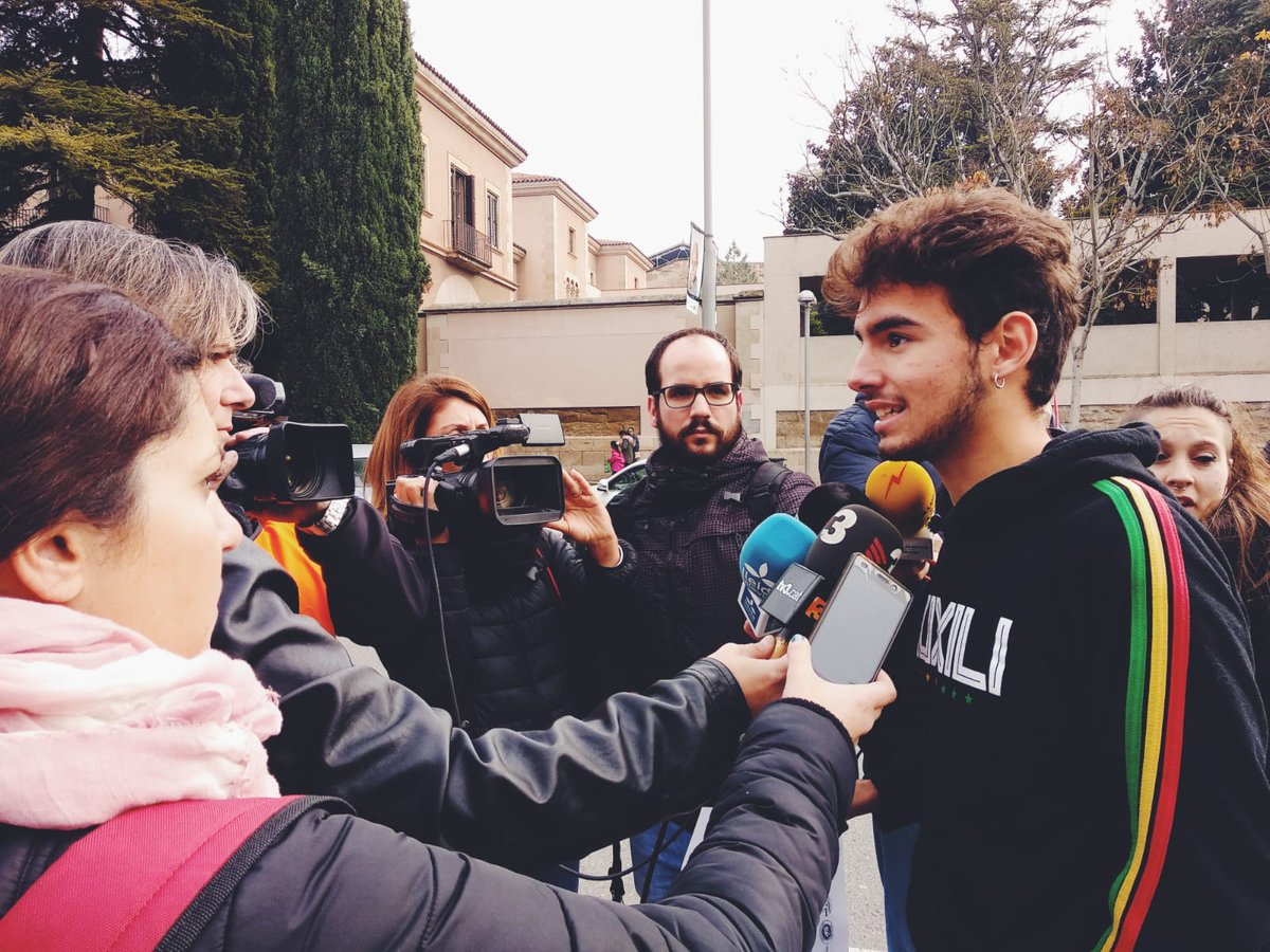 sepcUdL's tweet photo. 🔴 "Celebrem l'èxit de la vaga. Hi ha hagut un alt seguiment tant a les facultats de la UdL com als instituts de secundaria. Instem a @perearagones a incloure en els pressupostos la rebaixa de les taxes universitàries" #Vaga29N #SeguimPagantSeguimLluitant https://t.co/r2hzyL2ggH