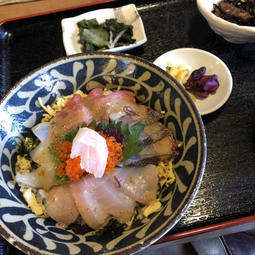 Tomomi3120's tweet photo. 今日、『よりあい処つしま』にランチ行きました。海鮮丼最高に美味しかった😆他にたくさん食べたくなるようなものばかり。また行きたい。
しかも我らがチキンナゲッツけんちゃんがお手伝いに‼️
美味しさも倍増‼️とても嬉しかった。
また行きたい😊 https://t.co/vl2zrYGcXs