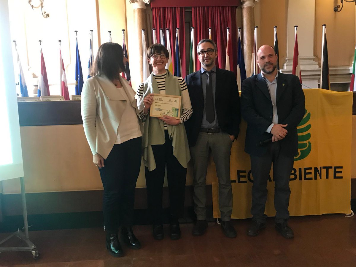 SartoriAmbiente's tweet photo. All’#EcoForum Rifiuti #EmiliaRomagna abbiamo premiato il Comune di Soliera per gli ottimi risultati raggiunti nella #raccoltadifferenziata ♻️ Al Comune consegneremo una #compostiera didattica per introdurre il concetto di #compostaggio domestico già dalle scuole primarie 😊 https://t.co/Fs0X16eXFn