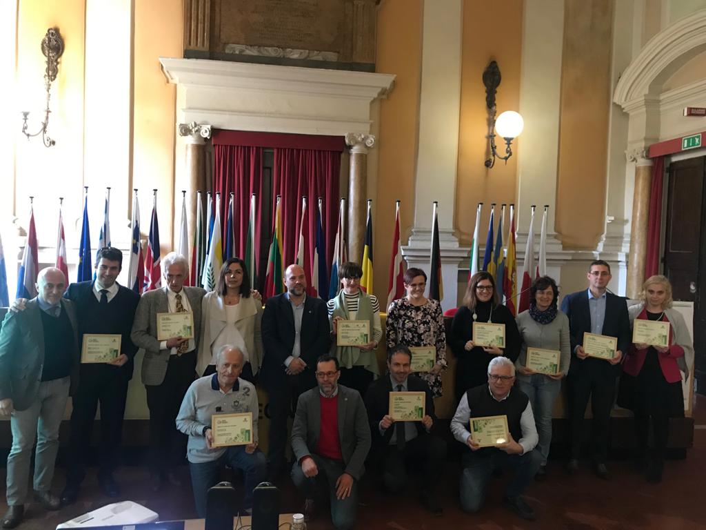 SartoriAmbiente's tweet photo. All’#EcoForum Rifiuti #EmiliaRomagna abbiamo premiato il Comune di Soliera per gli ottimi risultati raggiunti nella #raccoltadifferenziata ♻️ Al Comune consegneremo una #compostiera didattica per introdurre il concetto di #compostaggio domestico già dalle scuole primarie 😊 https://t.co/Fs0X16eXFn