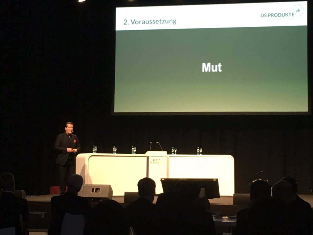 BusinessSpi's tweet photo. Inspirierender Vortrag von @RalfDuemmel beim #Zukunftskongress des @HanseBelt https://t.co/mH6oLB4wnR