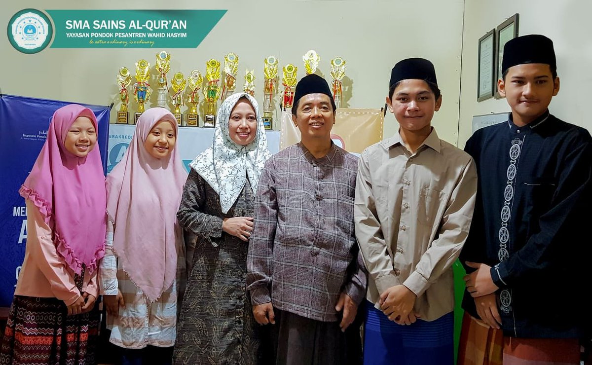 ariffur_r's tweet photo. Pengasuh Pondok Pesantren Wahid Hasyim Yogyakarta , KH. Drs. Jalal Suyuthi, S.H. dan Ibunda Nyai Hj. Nelly Ummi Halimah bersama Siswa-siswi SMA Sains Al-Qur'an Pondok Pesantren Wahid Hasyim yg menjadi Delegasi Indonesia dlm Seoul International Invention Fair (SIIF) 2018 di Korea, https://t.co/OiVU6nSdSG