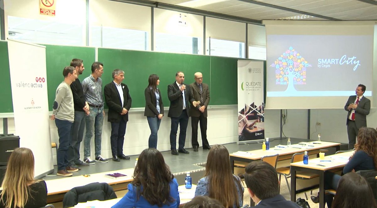 comm_iteam's tweet photo. ¡Pau @parcevila  y Juan Carlos del @comm_iteam , junto a Ángel Gómez y Víctor @vfernandezpa, como jurado, han decidido que el ganador de #QuedateSmartCity2018 sea el Equipo Azul Celeste! @UPV https://t.co/xyb1VfF5F3