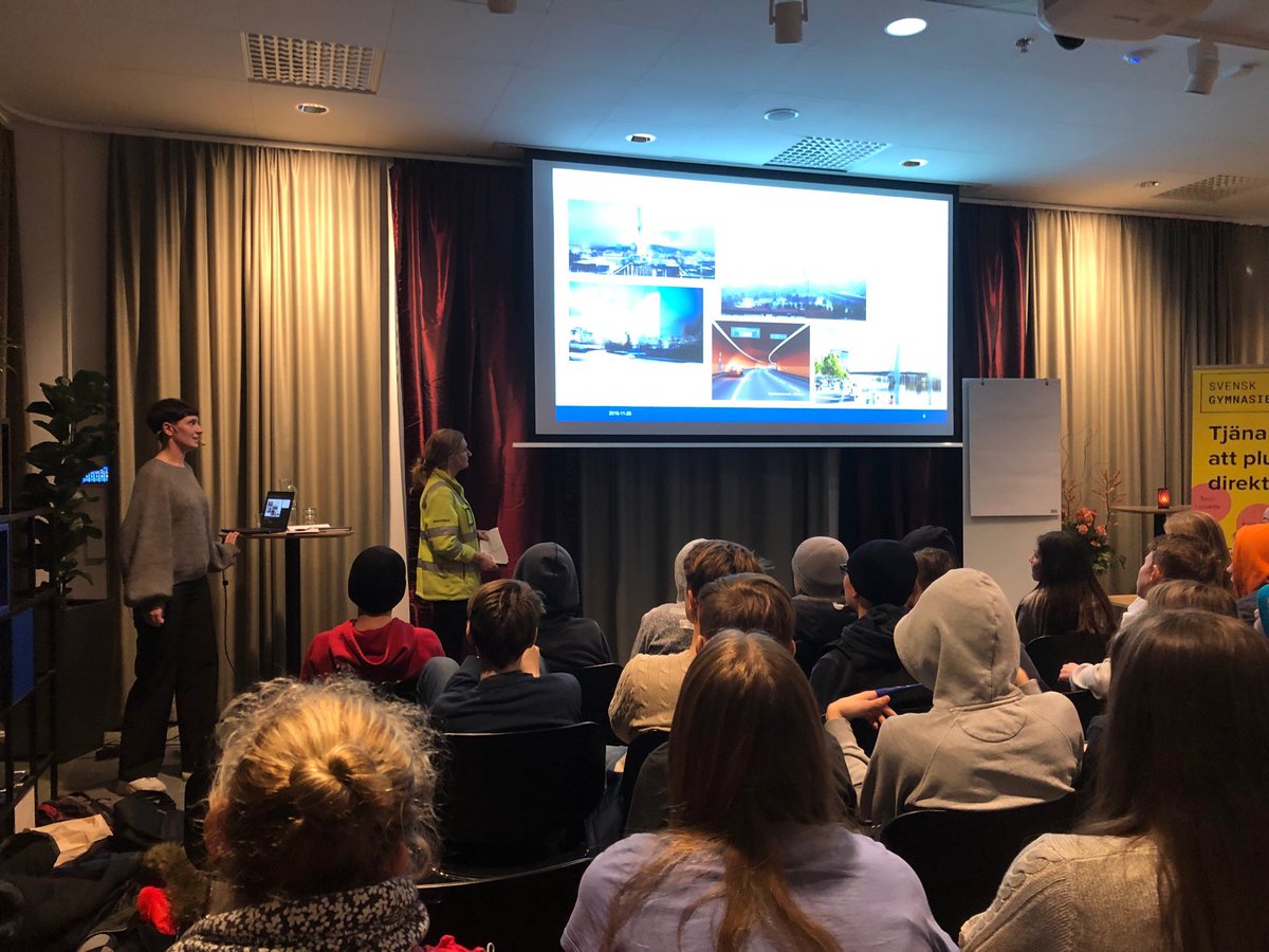 asavikner's tweet photo. Anna och Klara på @SkanskaSverige bygger Hisingsbron och berättar varför byggbranschen är häftigt att jobba inom. #industrinatten #TCGR https://t.co/ecEv5XVTXW