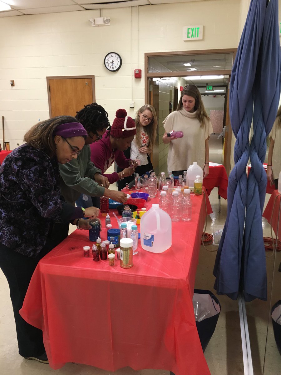 KHarmon17's tweet photo. Session #1 of ⁦@WarrenES_BCPS⁩ Parent Conscious Cafe complete! Join us today @11:30 for session#2! ⁦@msoffidani⁩ ⁦@CindyBands⁩ #calmingbottles #makeandtake #regulatingouremotions https://t.co/Am4P2oRxv1