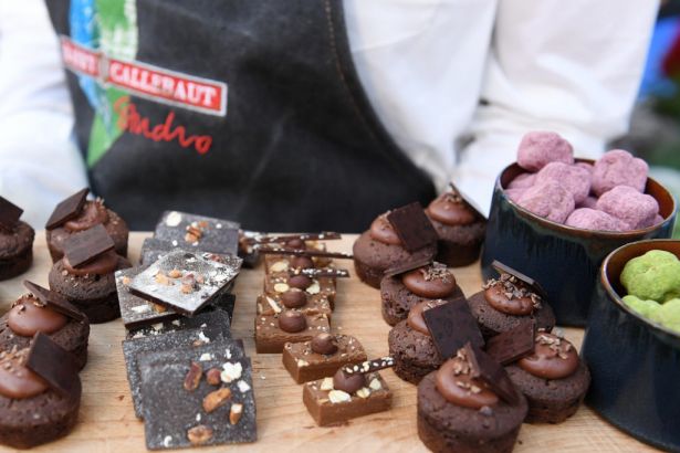 #Swiss chocolate maker #BarryCallebaut on #Thursday signed a partnership with #Dutch retailer @albertheijn to make its #privatelabel chocolate fully traceable from 2019, reflecting #consumers' growing interest in ethical sourcing. @BCgroupnews http://ow.ly/9tfU30mNBDK