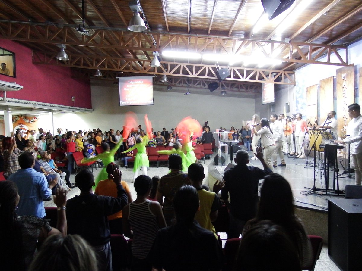 CuadrangularMc2's tweet photo. Asi comenzamos nuestra semana Aniversario con una extraordinaria Noche de Celebración, Adoración y Alabanza a Dios. y hoy a las 06:00pm estas Invitado a continuar Festejando con Nosotros la Fidelidad de nuestro Señor en estos 32 Años Te Esperamos #ICM2 #Maracay #SoyCuadrangular https://t.co/mBMvrQYGDz