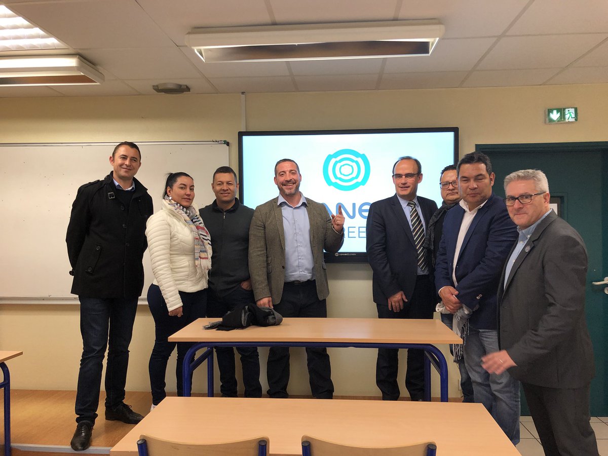 MotivSolutions1's tweet photo. Visite d’une délégation de Colombie chez notre client, l’école internationale St Denis en Val de Loire, à Loches ! 
Client équipe de Connect screen.
The world is a village 😉
#stdenisinterntionalschool https://t.co/vr6CFL1lHj
