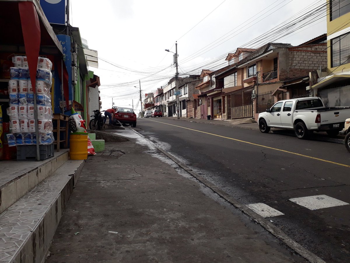 INSEGURIDAD》
Vecinos de la Cdla. Miñarica 2 están preocupados por la seguridad del sector ante la presencia de personas extrañas. Los locales comerciales han sido objeto de robos en los últimos días.
Hace falta recuperar la buena vecindad.
#Ambato
#EstamosEnLaCumbre