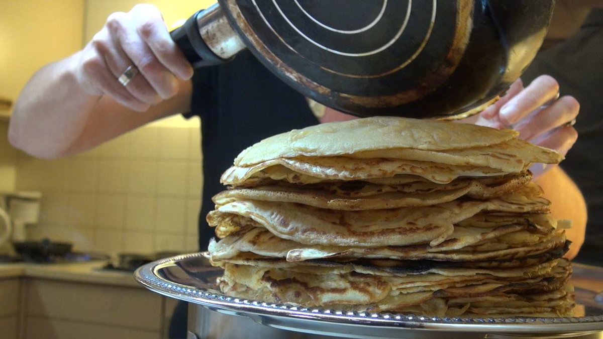 Met een pannenkoek op je hoofd Sint Pannekoek vieren! Vier jij vandaag ook #sintpannekoek? bit.ly/2QnjEby <a href="/Libelle/">Libelle</a> <a href="/SintPannekoek/">Sint-Pannekoek</a> <a href="/StPannekoek010/">Sint Pannekoek 010</a> #food #feest