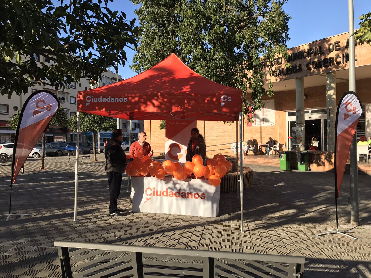 CsDosHermanas's tweet photo. #Gracias a todos los vecinos y  comerciantes de #montequinto por la acogida en las casi 5 horas de carpa que hemos compartido esta mañana en la plaza del mercado, muy #BuenJueves !! Hasta el final a tope!! #AhoraSiCs #AhoraSiCambio #AhoraVotaCs 🍊🍊🍊!!! https://t.co/lqaGQqPnWl