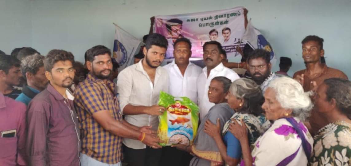 TamilA2Z4UOffl's tweet photo. #கஜாபுயலால் பாதிக்கப்பட்ட மக்களுக்கு #தேனி #விஜய்மக்கள்இயக்கம் சார்பில் புதுக்கோட்டை மாணமேல்பட்டி புதுக்குடி பகுதிகளில் 350 குடும்பங்களுக்கு தேவையான
அரிசி,காய்கரி,மருத்துவ பொருள்கள்,தண்ணீர்,பிஸ்கெட்,
ரஸ்க்,மெழுகுவர்த்தி ஆகிய பொருள்கள் வழங்கப்பட்டது..
#gajacycloneupdate #VMI https://t.co/3qLWF7pKJO