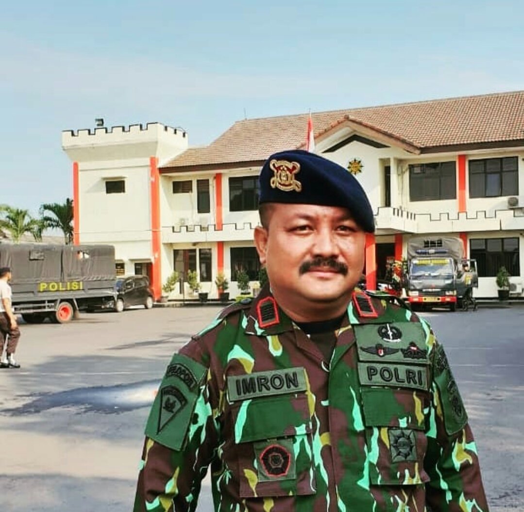 PakKarno3's tweet photo. Anggota POLRI..GAY TOP yg Ja'im &amp; Munafik..suka Nembak Brondong.... https://t.co/VdKAsBSS5R