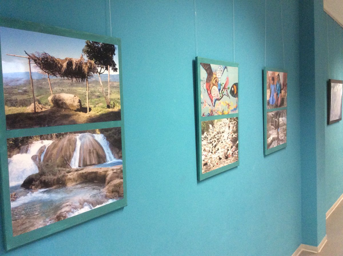 MarienschuleSb's tweet photo. Zwei Kontinente - Ausstellung mit Fotos von Dr. Christiane Martin aus Südamerika und Afrika #nowshowing #schulemussbunt #aktionschulflur https://t.co/NlocKAtUAT