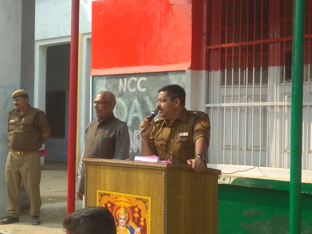 budaunpolice's tweet photo. मत करो इतनी मस्ती...ज़िन्दगी नही है सस्ती
एक भूल करें नुक़सान...छीने खुशियां और मुस्कान
आज दि0 29.11.18 को SSP #budaunpolice के निर्देशन में #TrafficMonthUP के दौरान SP CITY SK श्रीवास्तव द्वारा स्कूल/कॉलेजों में #SavdhaniHiSuraksha यातायात नियमों के प्रति जागरूक किया #uppolice https://t.co/6ijaoxUaE5