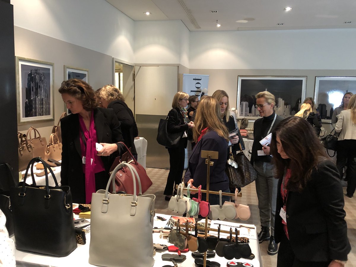 WomensITnetwork's tweet photo. Reges Treiben in der Refresh& Style Area #fitkongressde mit @StellaDotDE #NUJU # MaggieB und #AnyDi https://t.co/hLrkHPYpuG