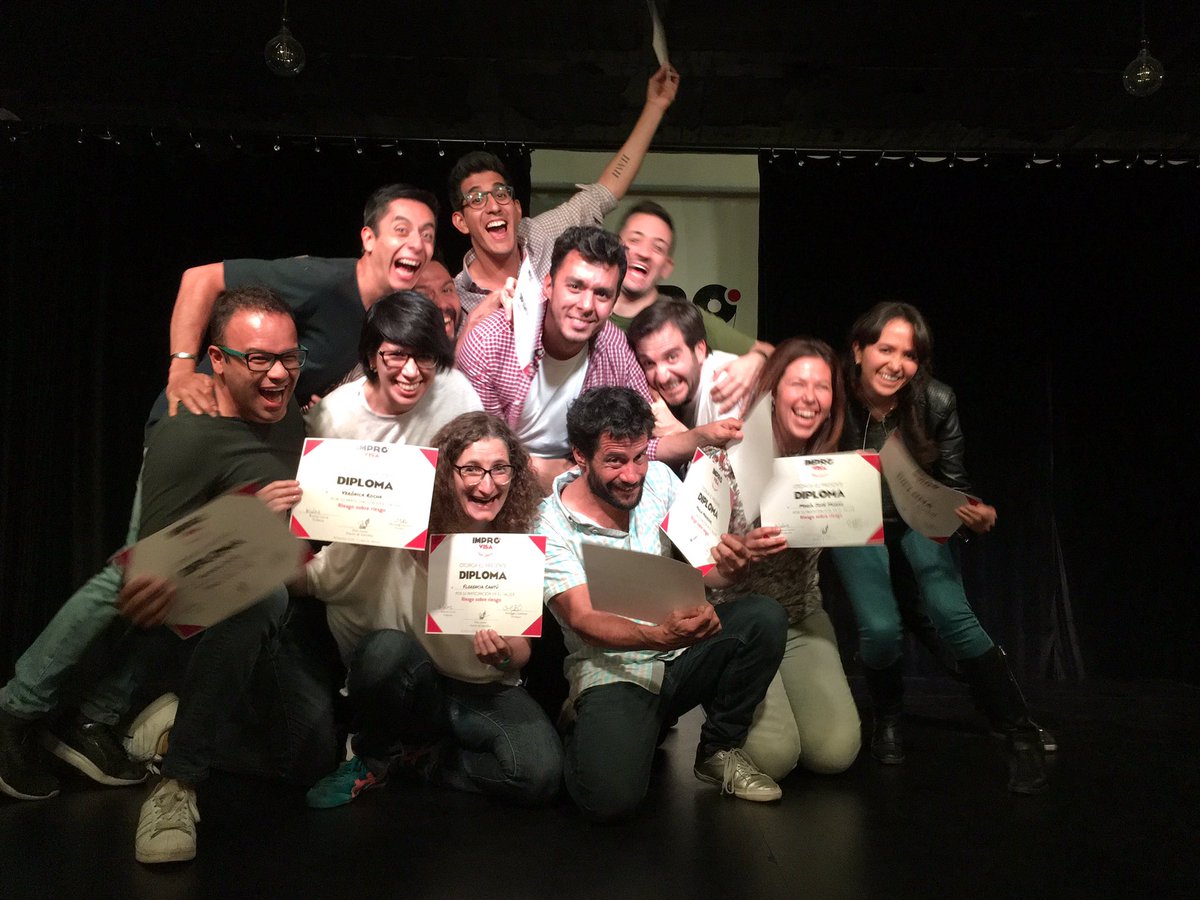 Impro_Visa's tweet photo. Graduados del Taller Riesgo sobre riesgo, ciclo octubre-noviembre 2018. 

Alumnos y maestros experimentados intentando cosas nuevas, arriesgando, descubriendo, jugando distinto. 

¡Buen trabajo! 😅⏱💣 https://t.co/8XIwWxJs5g