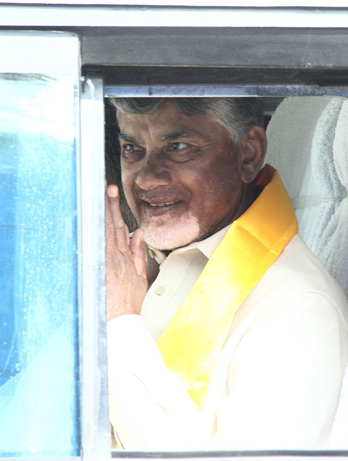 eenadulivenews's tweet image. శేరిలింగంపల్లిలో ఏపీ సీఎం చంద్రబాబు రోడ్‌ షో
goo.gl/eCfV9Y
#Sherilingampally #ChandrababuRoadShow #EenaduPhotoGallery #29112018
మ‌రిన్ని చిత్రాలు కోసం క్లిక్ చేయండి