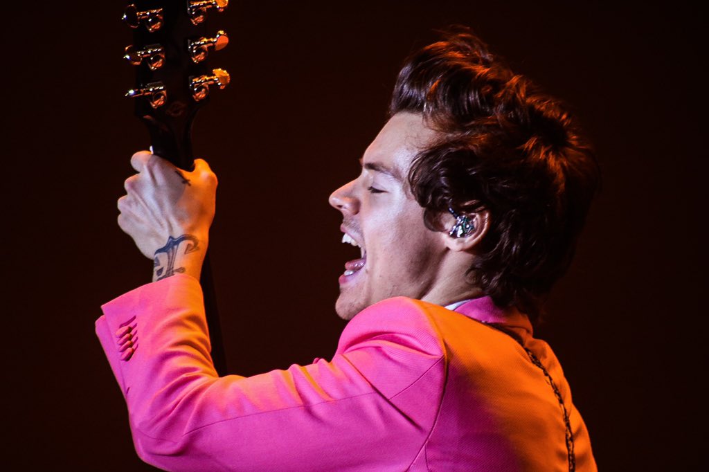theneeza's tweet photo. ...in color. @DUALIPA @Harry_Styles @paramore https://t.co/tyXG0aXHN2