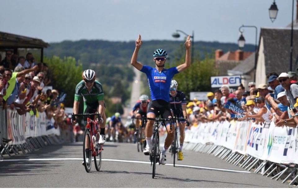 Le corse di un giorno lo intrigano perché sente di esserci portato: ammira l’Amstel Gold Race perché l’ha vinta anche Cunego e perché il premio è in birra.

Ecco a voi il ritratto di un ragazzo del quale sentiremo parlare a lungo: Alessandro Covi

suiveur.it/storie/mano-li…