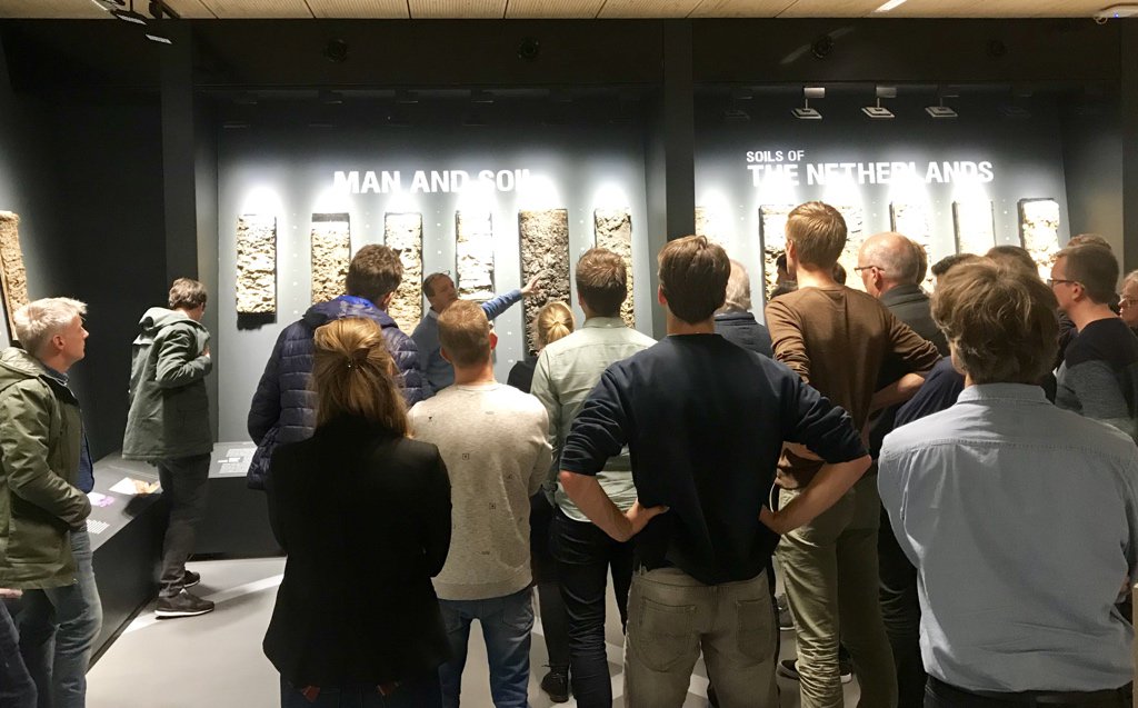 FarmHackNL's tweet photo. De #Bodemhack is een dag onderweg, veel #opendata, machinedata, bodemindex en bodemsensoren. En een bezoek aan het prachtige bodemmuseum! #isric #soilmuseum https://t.co/RHwwl2RbzU
