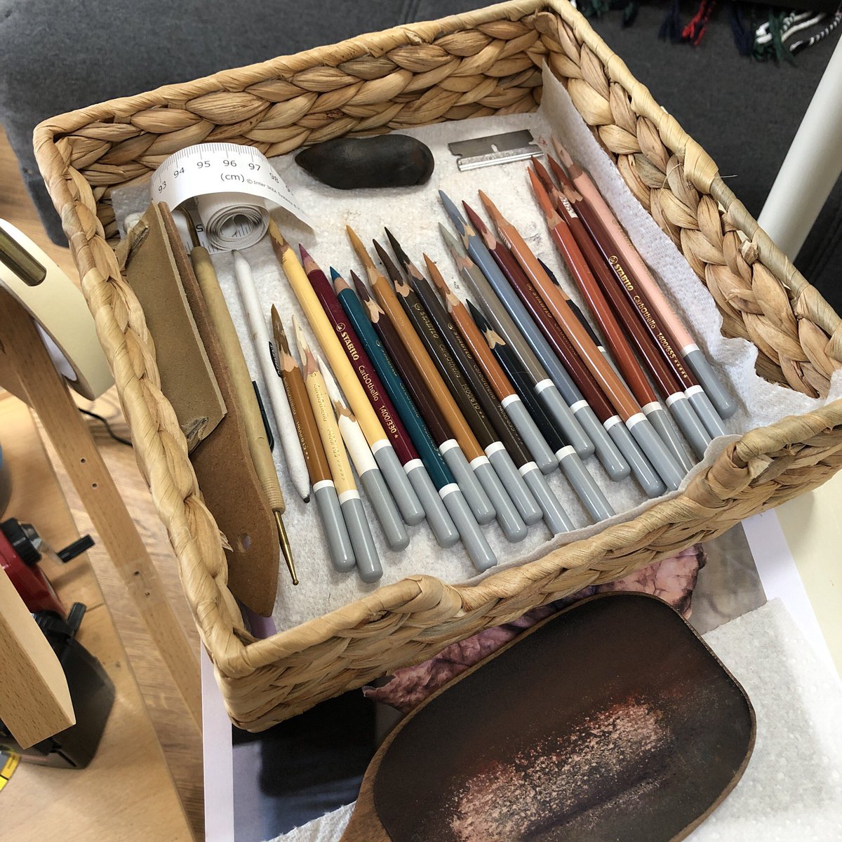 PauletteFarrell's tweet photo. Scrubbing in all the colours I can see & my palette for this study. These studies of life from nature are ideal for working on technique and skill #leaf #pastelstudy #nature #art https://t.co/kv2l0fTdJ3