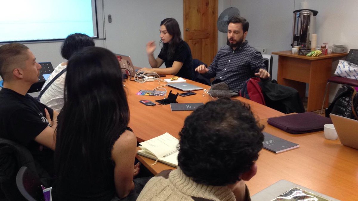 culturas_cl's tweet photo. Segunda jornada de trabajo con agentes del campo de los Nuevos Medios y las Artes Mediales, en Medios Nómades, Encuentros Regionales de Arte y Nuevos Medios, en conjunto con Encuentro Lumen, en Punta Arenas, Región de Magallanes.
#NuevosMedios https://t.co/X5MwXGp7pr