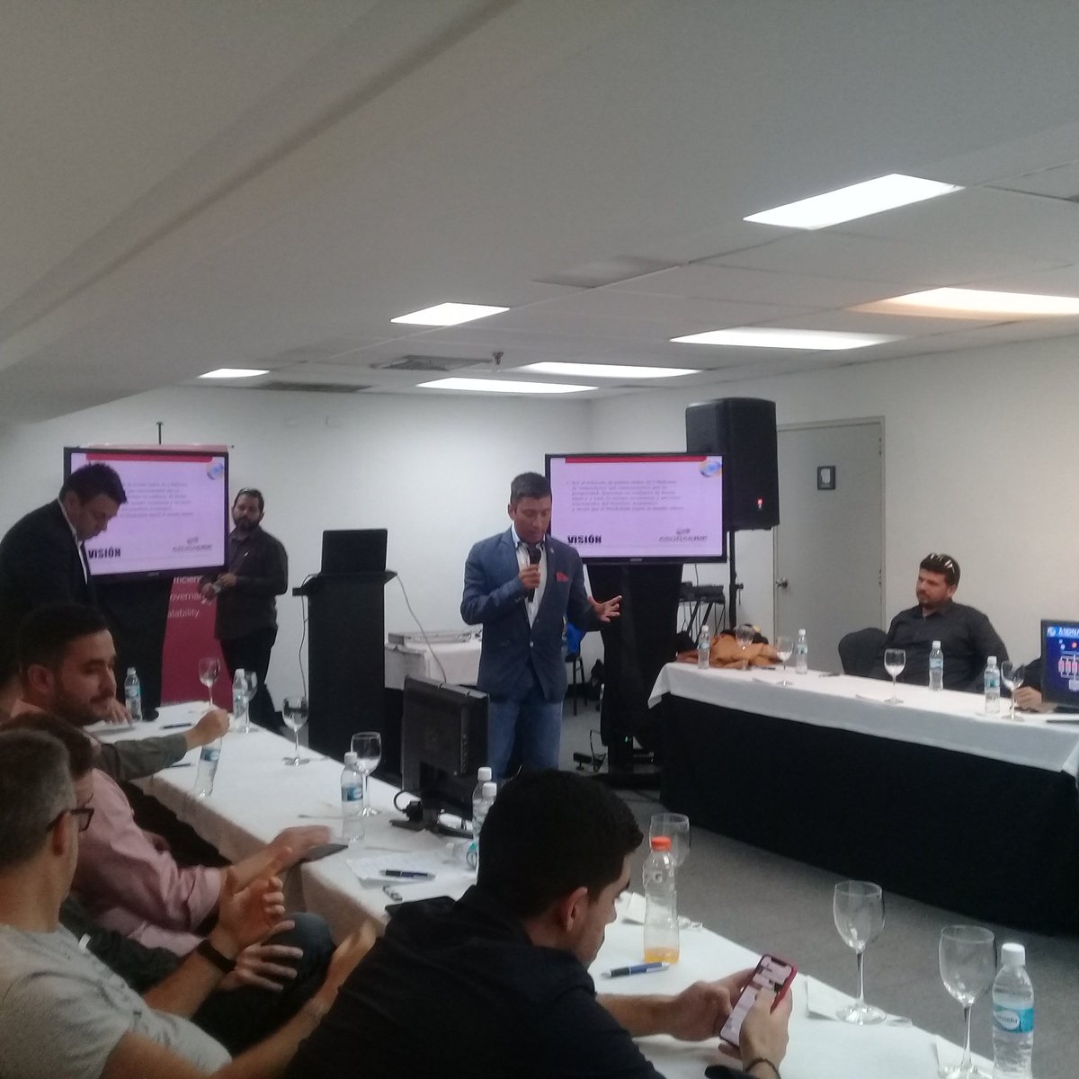 TheMonkeyCoin's tweet photo. Efraín Polanco dando su intervención en la conferencia de @AsonacripVe ..! https://t.co/dxylegeexR