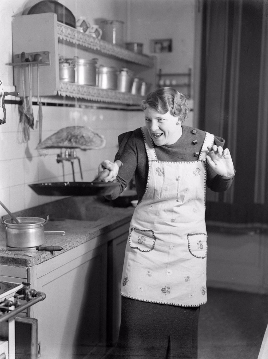Fijne Sint Pannekoek! 

[Beeld Willem van de Poll fotonr. 189-1064 uit de collectie @NLNatArchief proxy.handle.net/10648/ae9bb46c… #sintpannekoek ] instagram.com/p/BqxMYL2DFlf/…