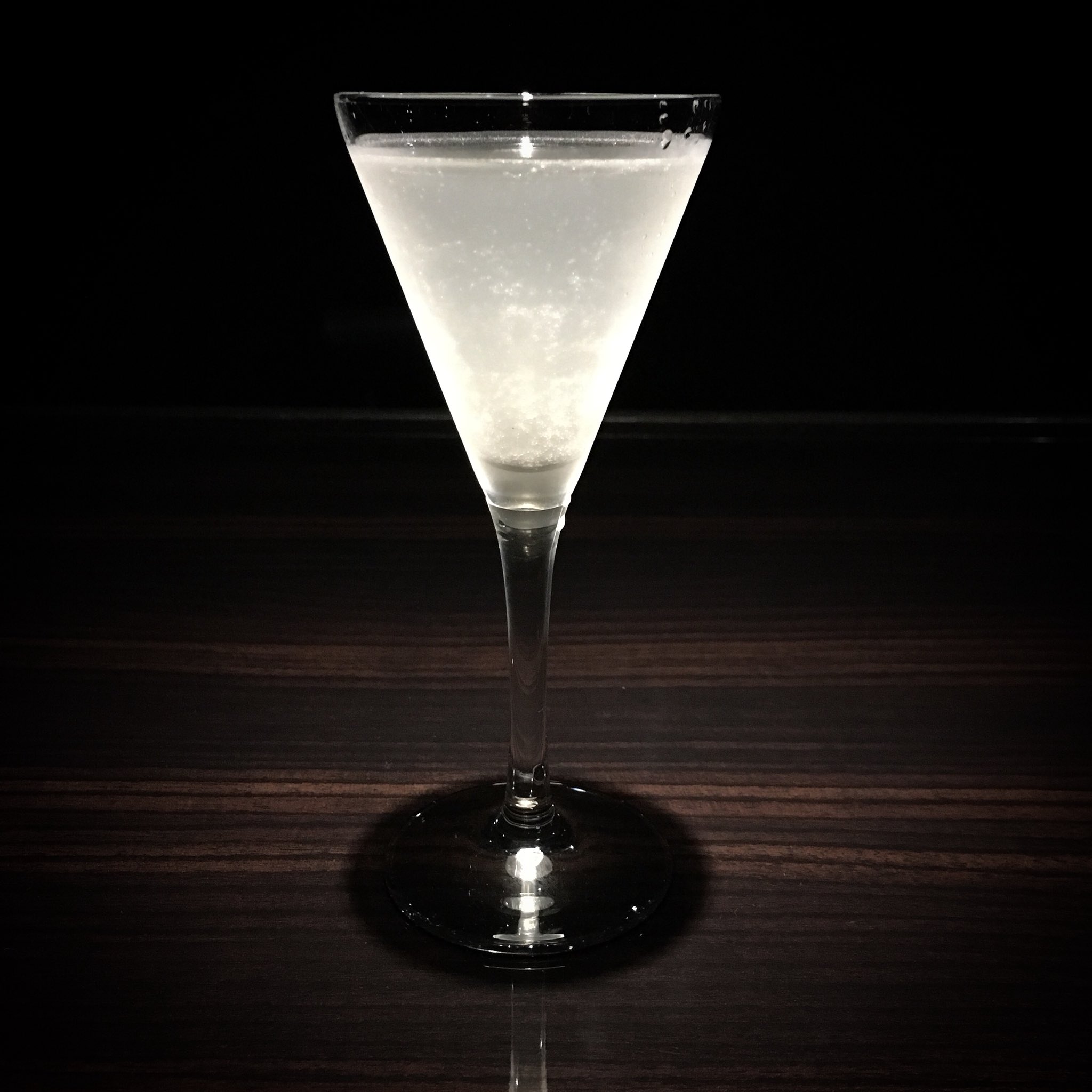 Barjigoku 今宵の一杯にカクテル ギムレット ジンベースにライムジュース シンプルでキレのあるカクテル ギムレットには早すぎる 長いお別れ 錐 などシンプルなだけに色々な深い意味がある 多くのつまみでシンプルに一杯如何 Barjigoku