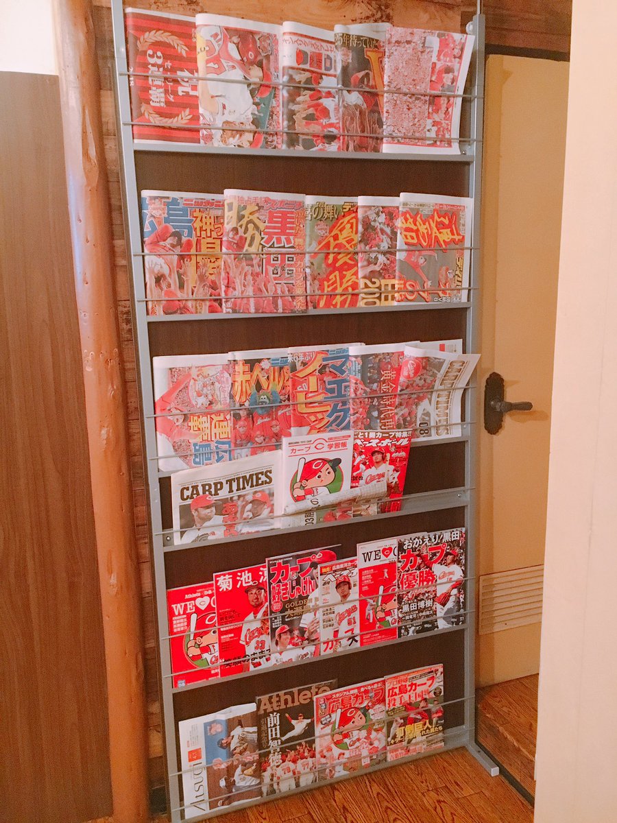 同志 新宿tamari Bar たまり場 まこっちゃん トイレ 待ちの時は本棚へ カープの新聞 雑誌 がありまっせ 広島カープ Carp スポーツバー 新宿 同志 新宿tamari Bar 東京都新宿区百人町1 24 8新宿タウンプラザ2f T Co