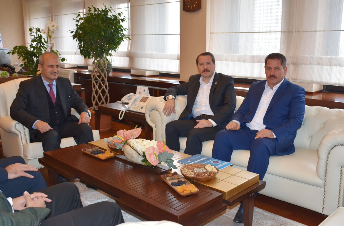 _omerbudak_'s tweet photo. Memur-Sen Gnl Bsk. @_aliyalcin_ ile birlikte @UABakanligi Bakanımız Sn. @Mcahidturhan beyi ziyaret ettik.

Bakanımıza, PTT'deki Skala düzenlemesi, İHS'li personelin mesai saatleri, personeller arasındaki statü farkı,399'lu personele İHS şartı ve taşeronların sorunlarını ilettik. https://t.co/zli5kUkg7N