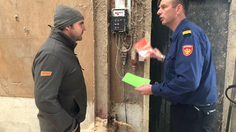 drenthe's tweet photo. VRD houdt bijeenkomst voor boeren over stalbrandpreventie: Honderden koeien moeten afmaken omdat ze na een stalbrand ernstig gewond zijn geraakt. Het gebeurde eerder deze maand bij een boer in Coevorden en het is de nachtmerrie van iedere boer. https://t.co/lamErMhudE https://t.co/2w1nvXihu5