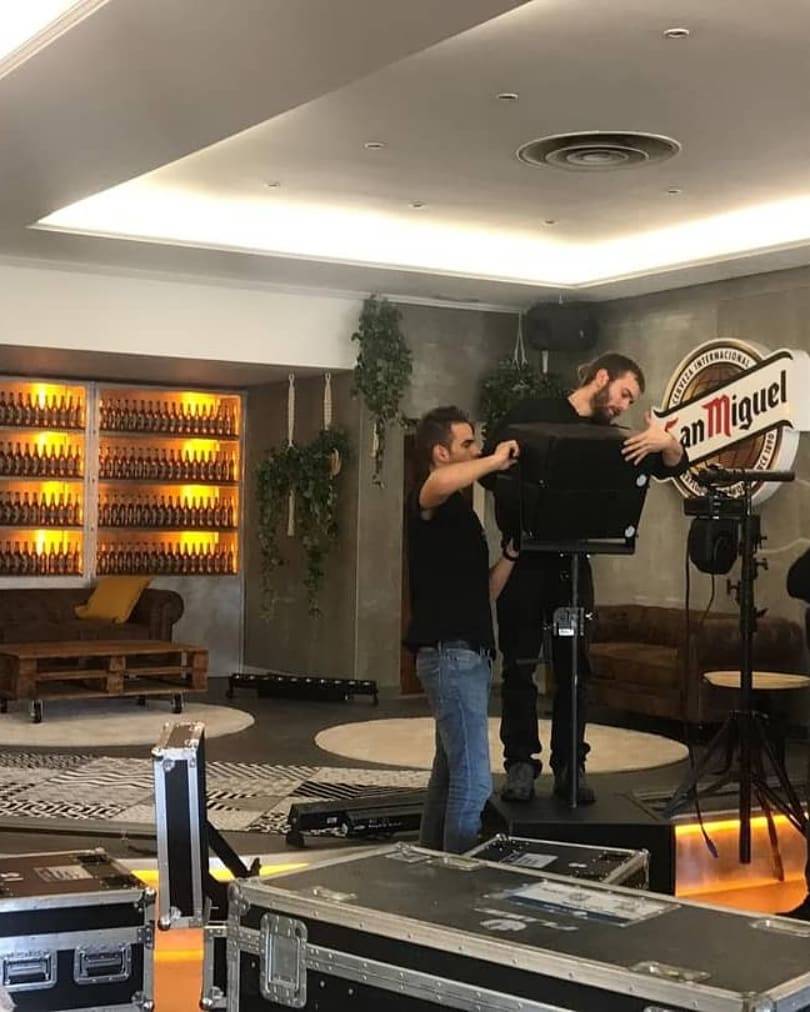 ¿Te perdiste el último concierto en la #FabricaDeBurgos? ¡No te preocupes! Estamos poniendo todo a punto, porque HOY volvemos con más música y más #SanMiguel. Ven a disfrutar de L.A. en acústico acompañados de Nat Simons y la mejor cerveza #SanMiguel. ¡Os esperamos!