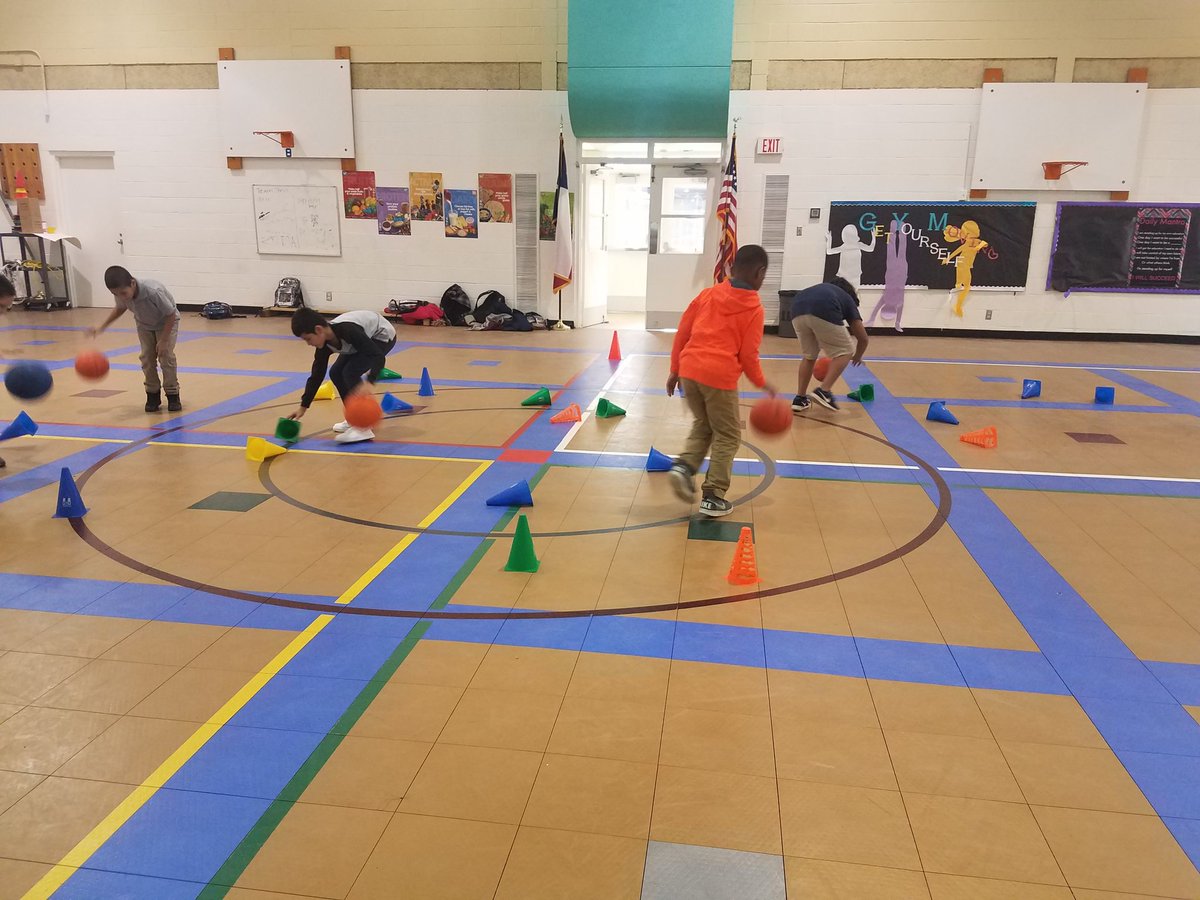 dymkowskiread's tweet image. At @OakSpringsMed Coach Rogers gets our scholars working hard on their dribbling skills
#basketball 
#skillpractice
#studentengagement 
@PrincipalMWoods