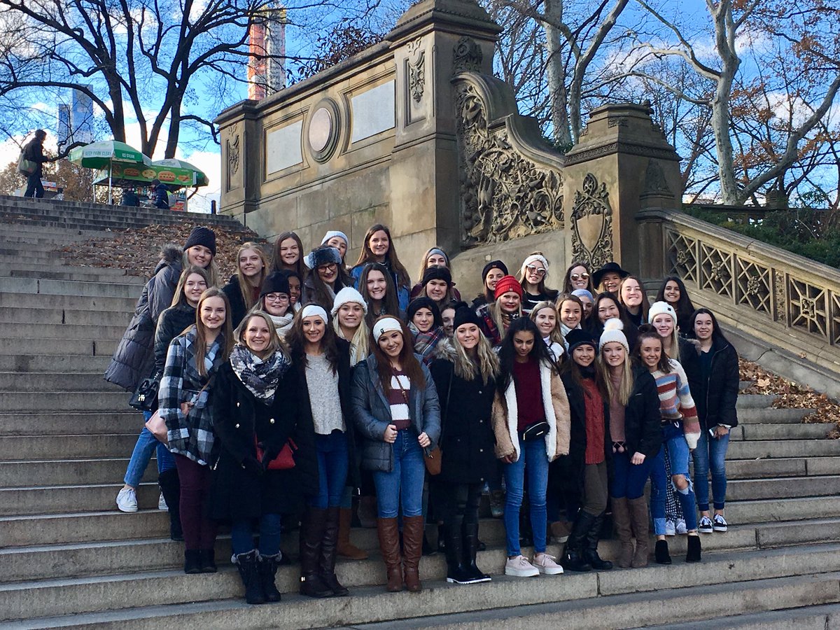 JordanMDawn1's tweet photo. FMHS Rosettes: Day 1 in New York City!! https://t.co/mfAWI4E8js