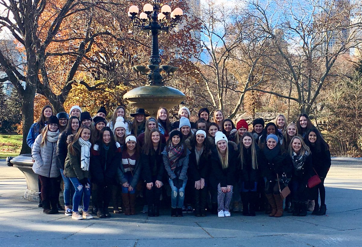 JordanMDawn1's tweet photo. FMHS Rosettes: Day 1 in New York City!! https://t.co/mfAWI4E8js