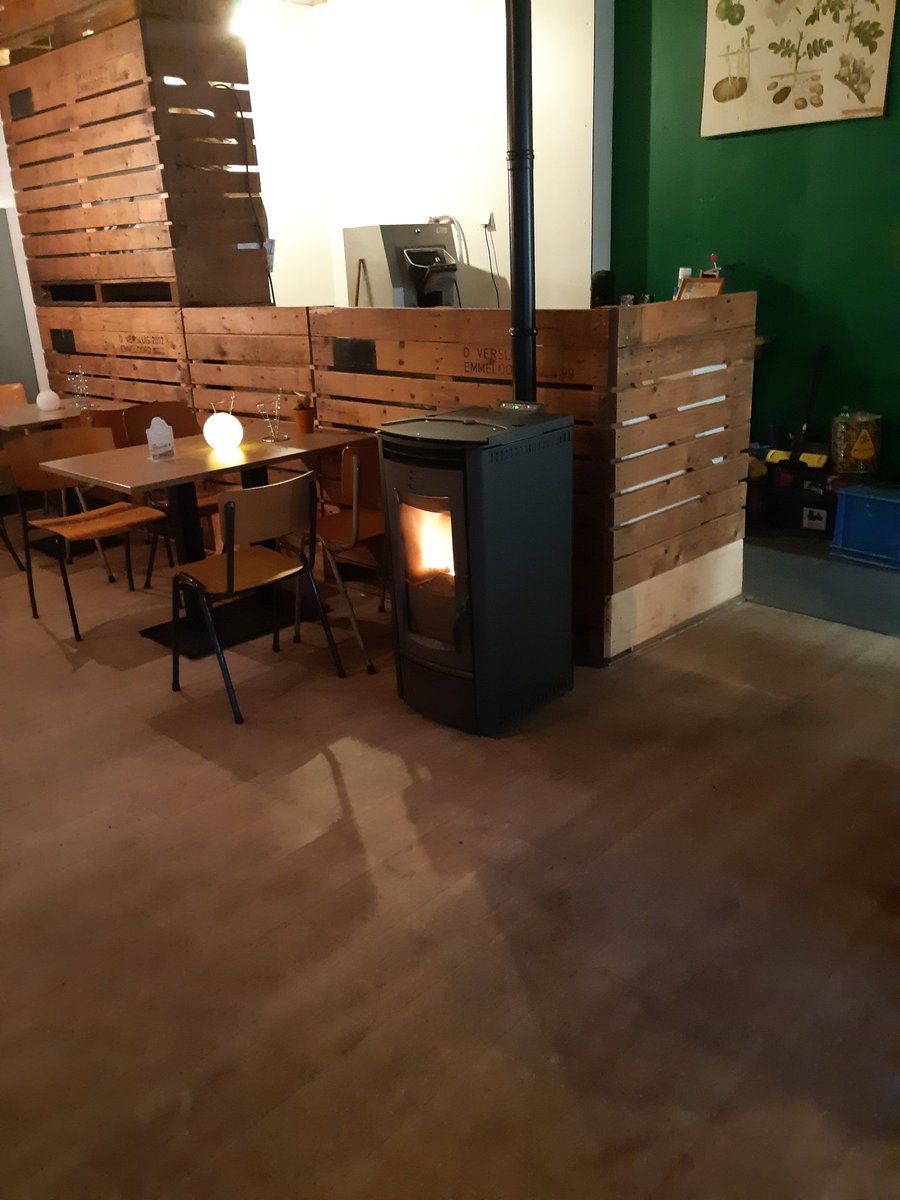 Vanaf heden een kachel niet alleen voor de sfeer maar ook lekker warm zitten en genieten #palletkachel #Frietfabriek