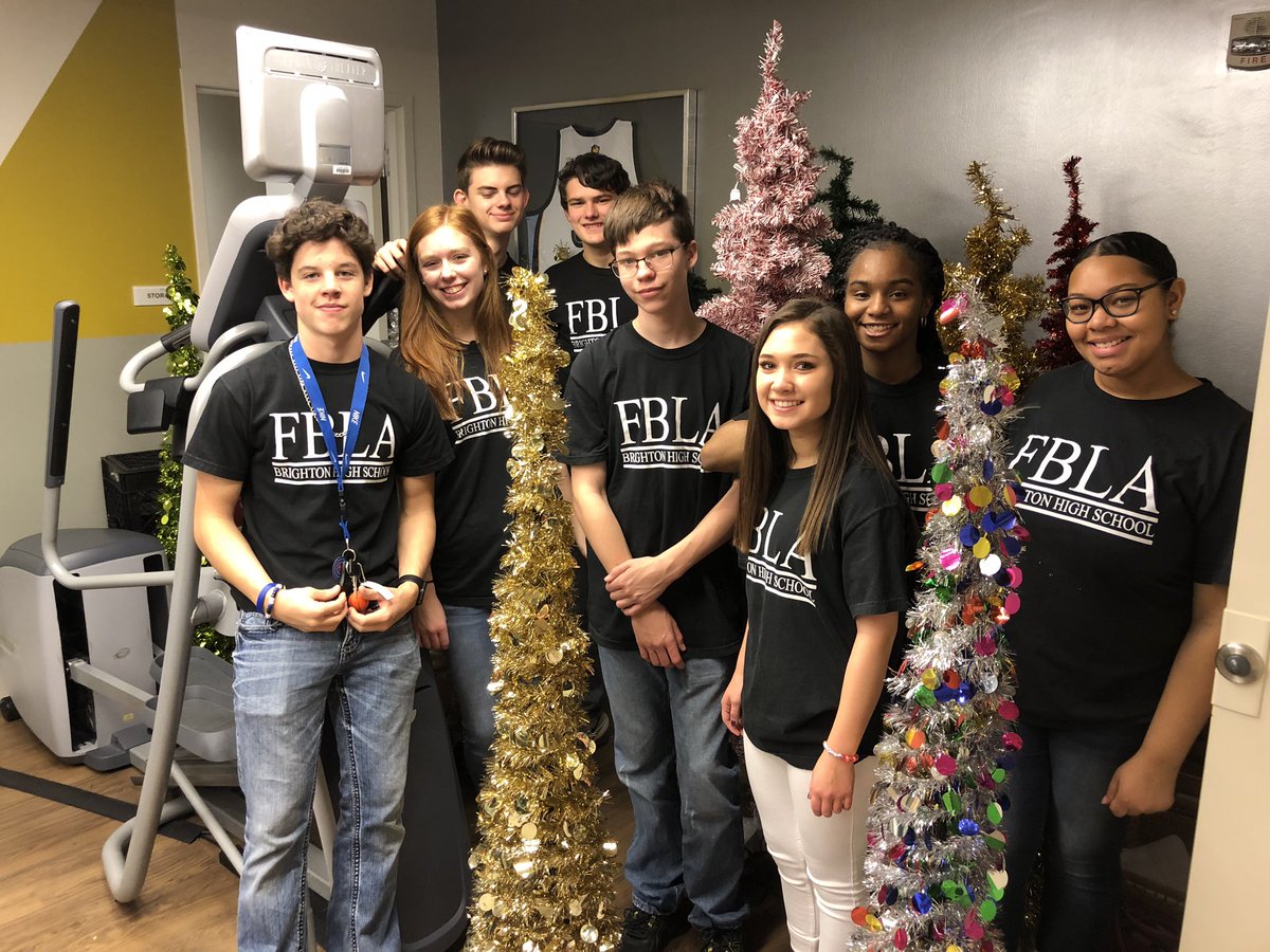 BrightonHighTN's tweet photo. Several members from #FBLA volunteered this morning at #TriDeltaPlace for St. Jude. https://t.co/8BIw6H4CxW