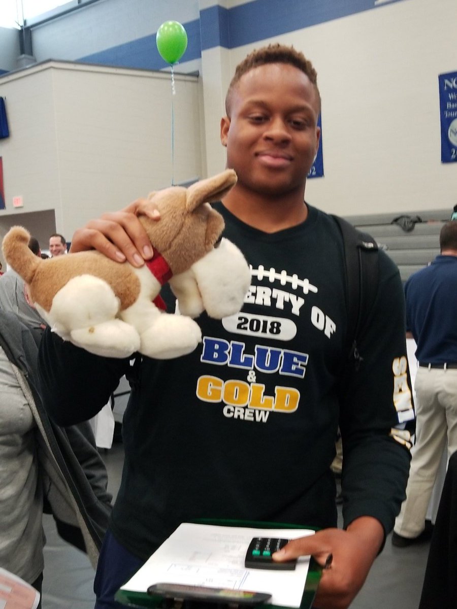 gstelma's tweet photo. Big Dog adopting a small dog @n_okonah @WHSAlphaLion @WHSLIONSCTE @FCPSCTE @NymeoFCU https://t.co/1kkBCzxld5
