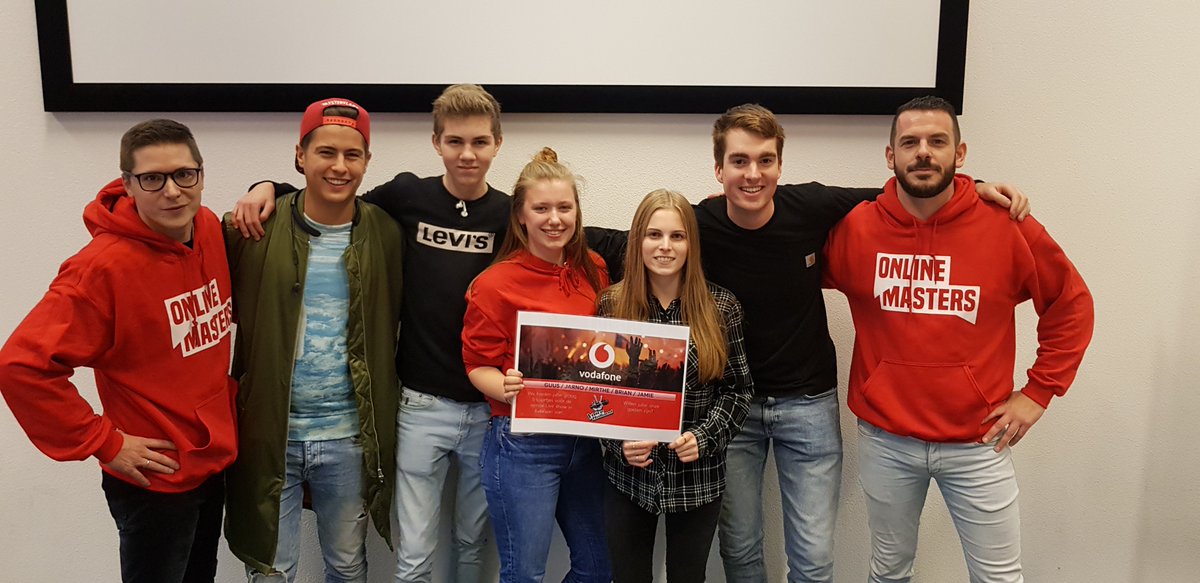 vodafoneNL's tweet photo. @guusheemskerk @JaimsLife @jarnoselier @MirthePeetoom Hopelijk was de taart lekker guys 😉
En veel plezier alvast bij The Voice!
Groet, Thomas en Rowie https://t.co/b1Al3QLrYr