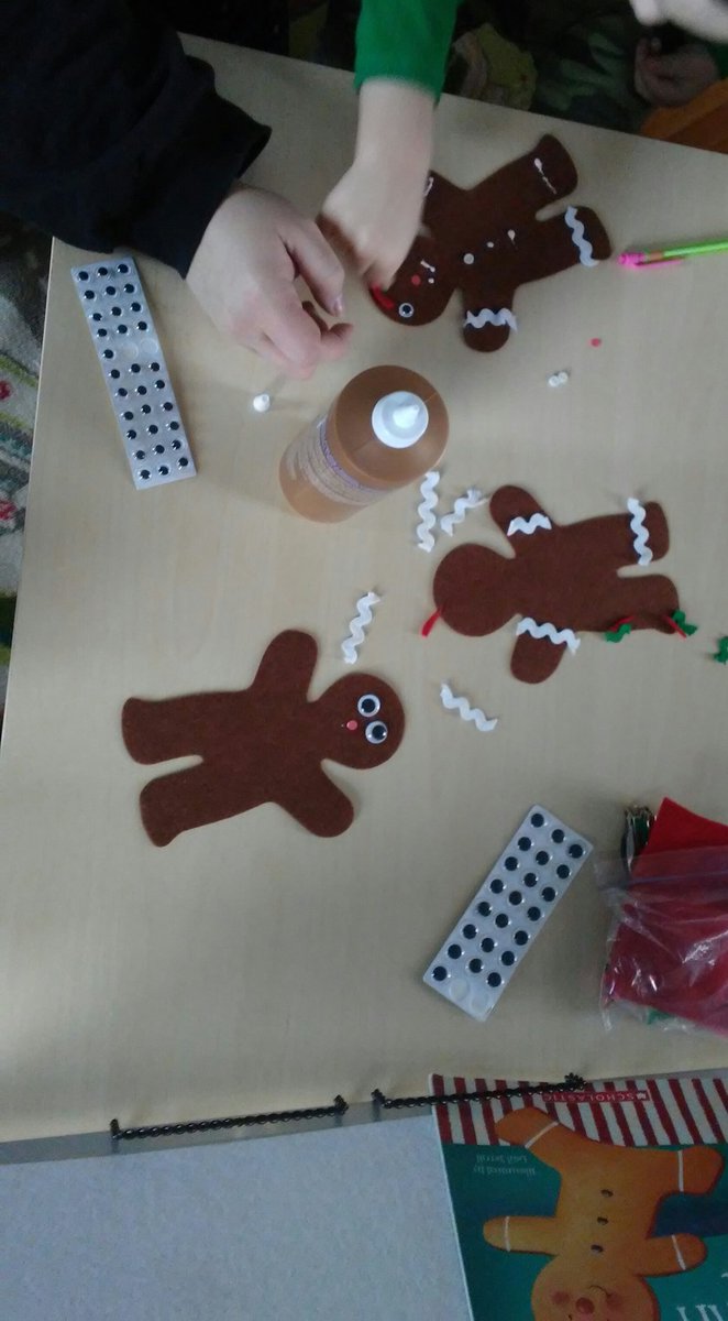 HomelessLiaison's tweet photo. Family Literacy fun while connecting families with community resources @ the family day shelter-Thank you Literacy Council of Frederick County for providing the story, snack and activity! #supportnavigateconnect #FCPSProud @QuatmanWilder @CindyJournell @FCPS_P4S https://t.co/nfywbnPEAx