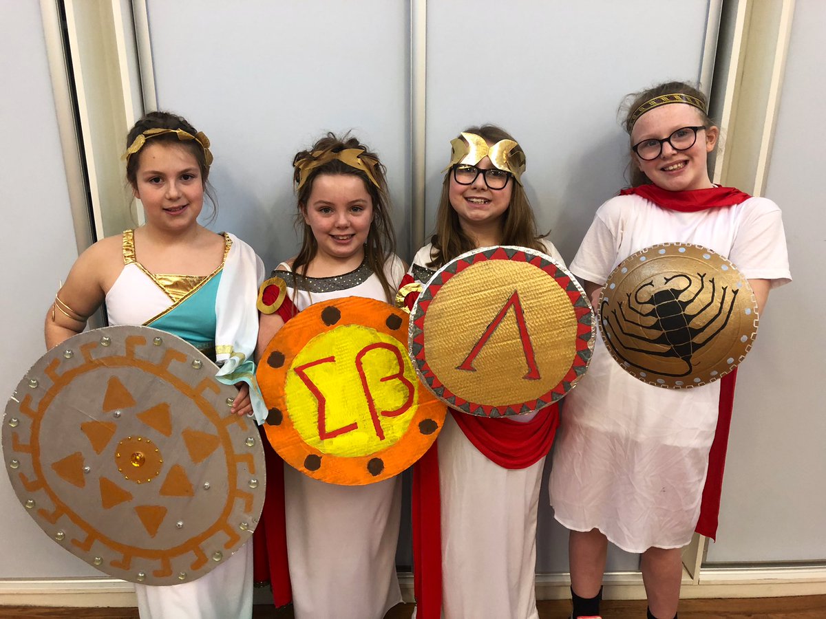 NewfoldYear5's tweet image. Looking good in our Greek attire! #modelsinthemaking