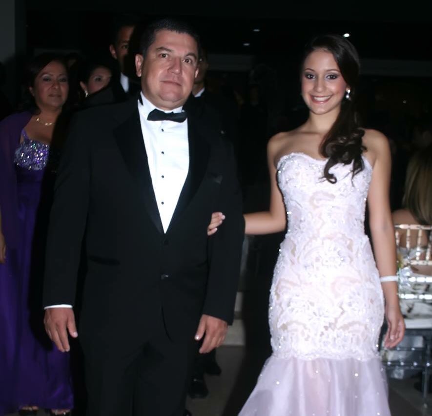 Mcfernandez9's tweet photo. Hoy hace 5 años me gradué del colegio❤️ ¡Orgullosamente Corazonista! #Prom2013 https://t.co/hizH3ey2ON