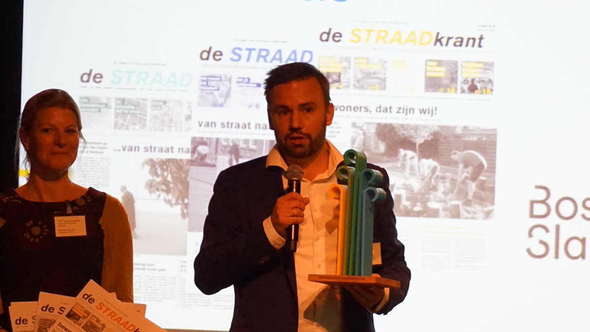 Klimaatkrachtig's tweet photo. @BoschSlabbers ontvangt de #klimaatkrachtig #doorgeeftrofee tijdens het #congres #klimaatadaptatie uit handen van @houtzama Marcel Houtzager @hhdelfland voor het initiatief De Straadkrant https://t.co/gw0yhFYBe9