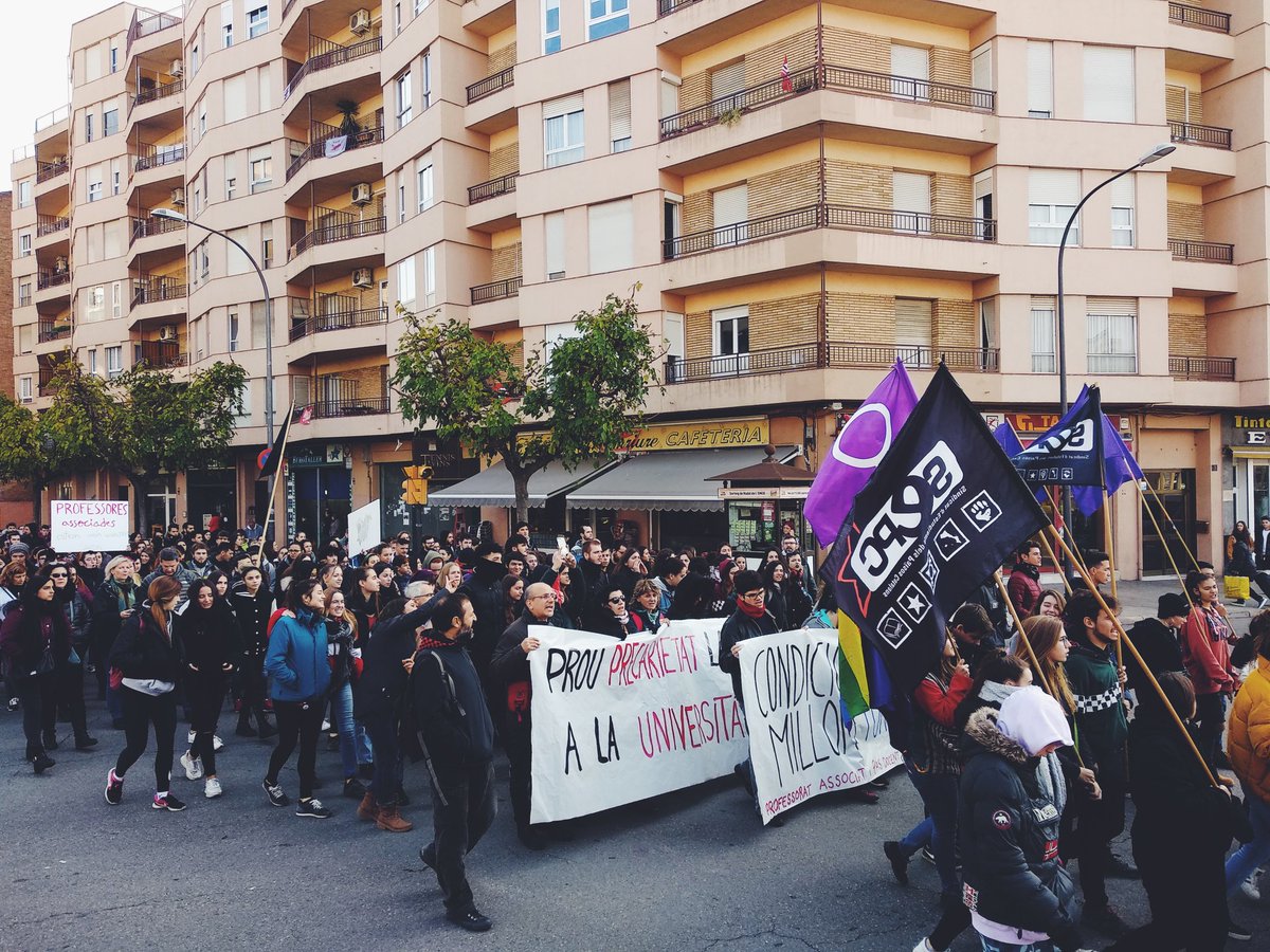 sepcUdL's tweet photo. 🔴 Nosaltres ho tenim clar: ni precarietat ni taxes abusives. Avui més de 400 estudiants hem sortit al carrer per exigir una universitat pública i de qualitat #Vaga29N #SeguimPagantSeguimLluitant https://t.co/MEAgaf24gr