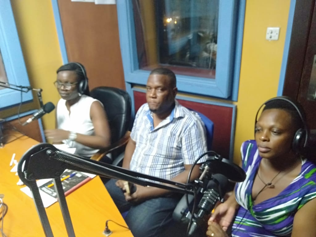 BarakaFmKe's tweet photo. Studioni tuna wageni wetu Salome Chira,Evans Gichuru na Clara Agutu wataalam katika maswala ya Ukimwi kutoka @KEMRI_Wellcome 
Ungana nao toka sasa hadi tamati kwa kipindi cha #JukwaaLaUtafiti 
#TambuaMapemaPlus 
Twende Kazi!! https://t.co/Cf2haGrJDM