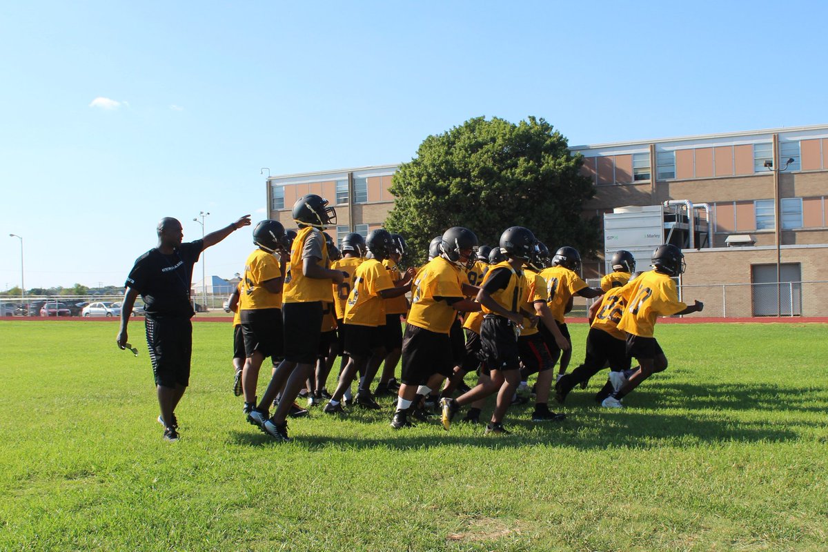 PinkstonAthlet1's tweet photo. If it doesn't challenge you it doesn't change you #vikingpride #football #lgpinkston #prideofthewestside https://t.co/BFpAdho6Nc